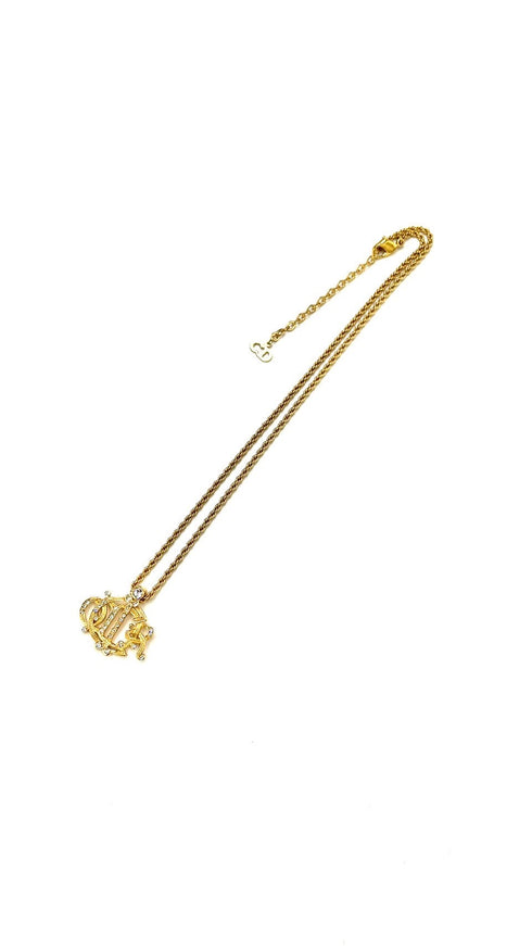 エンブレムロゴラインストーンネックレス