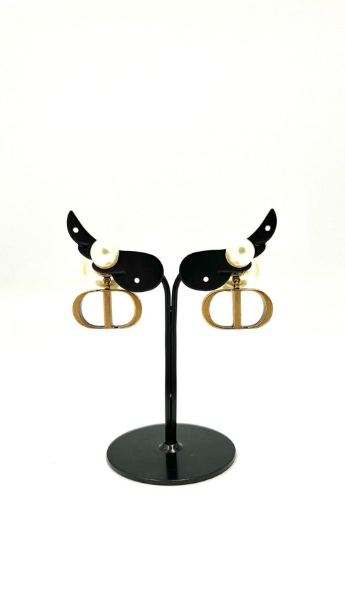 CDロゴフェイクパールピアス