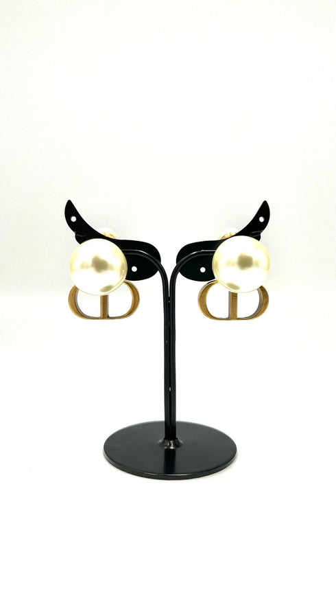 CDロゴフェイクパールピアス